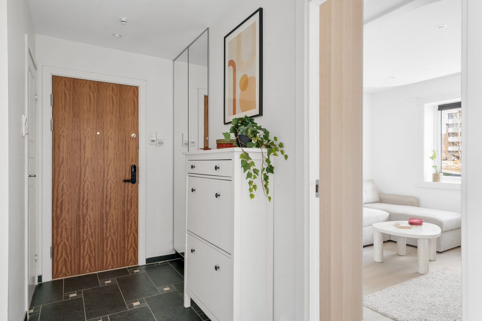 Leiligheten ønsker deg velkommen med en lys og innbydende entré. Galleribilde