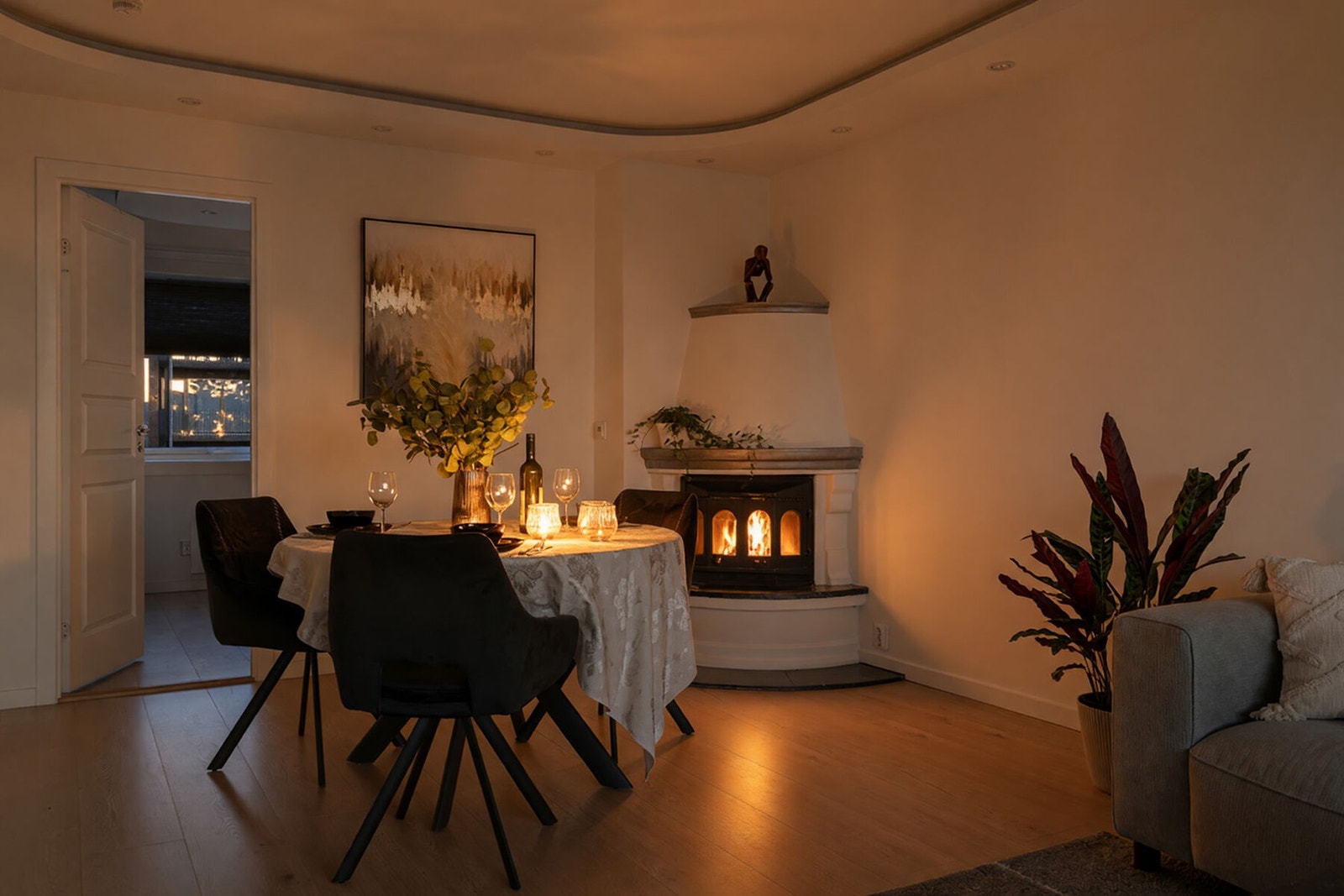Nyt lune kvelder foran peisen, stuen får en ekstra koselig atmosfære når mørket senker seg. Galleribilde