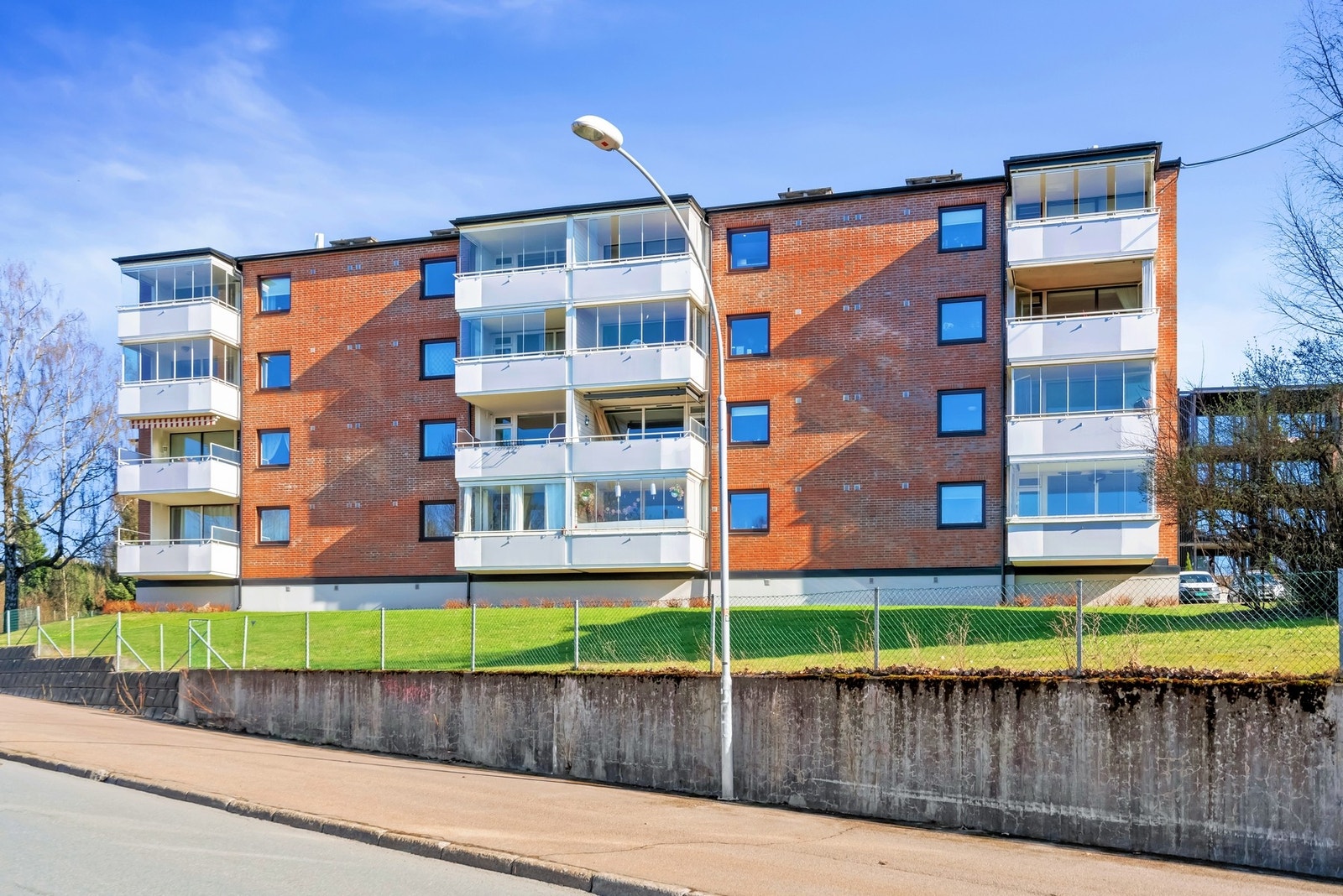 Sentral og praktisk beliggenhet, med kort vei til både kollektivtransport, servicetilbud og flotte turområder i Østmarka. Galleribilde