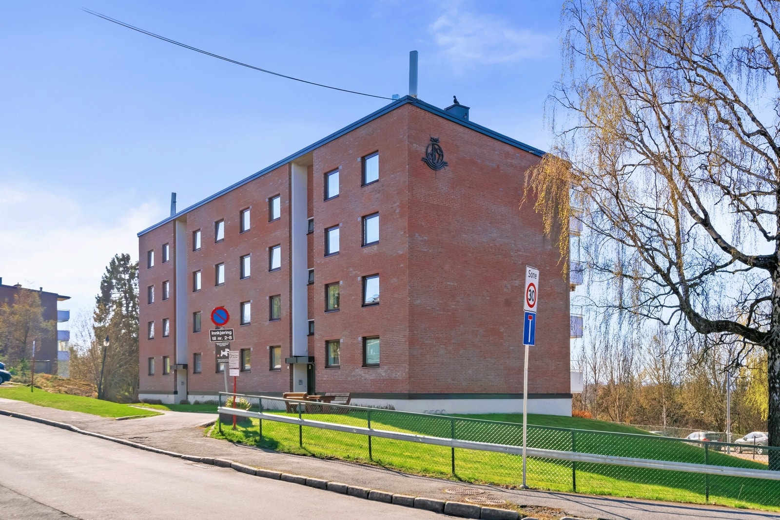Boligen har en attraktiv plassering i et populært og godt etablert boligområde like ved Tveita. Galleribilde