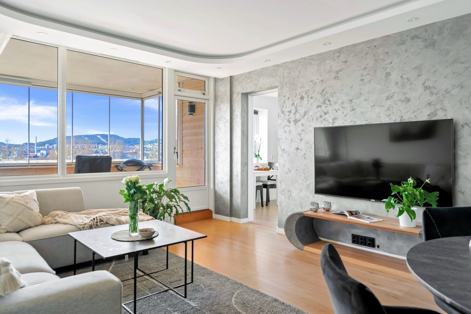 Sosial stue med plass til hele familien, perfekt for både hverdag og selskap. Galleribilde