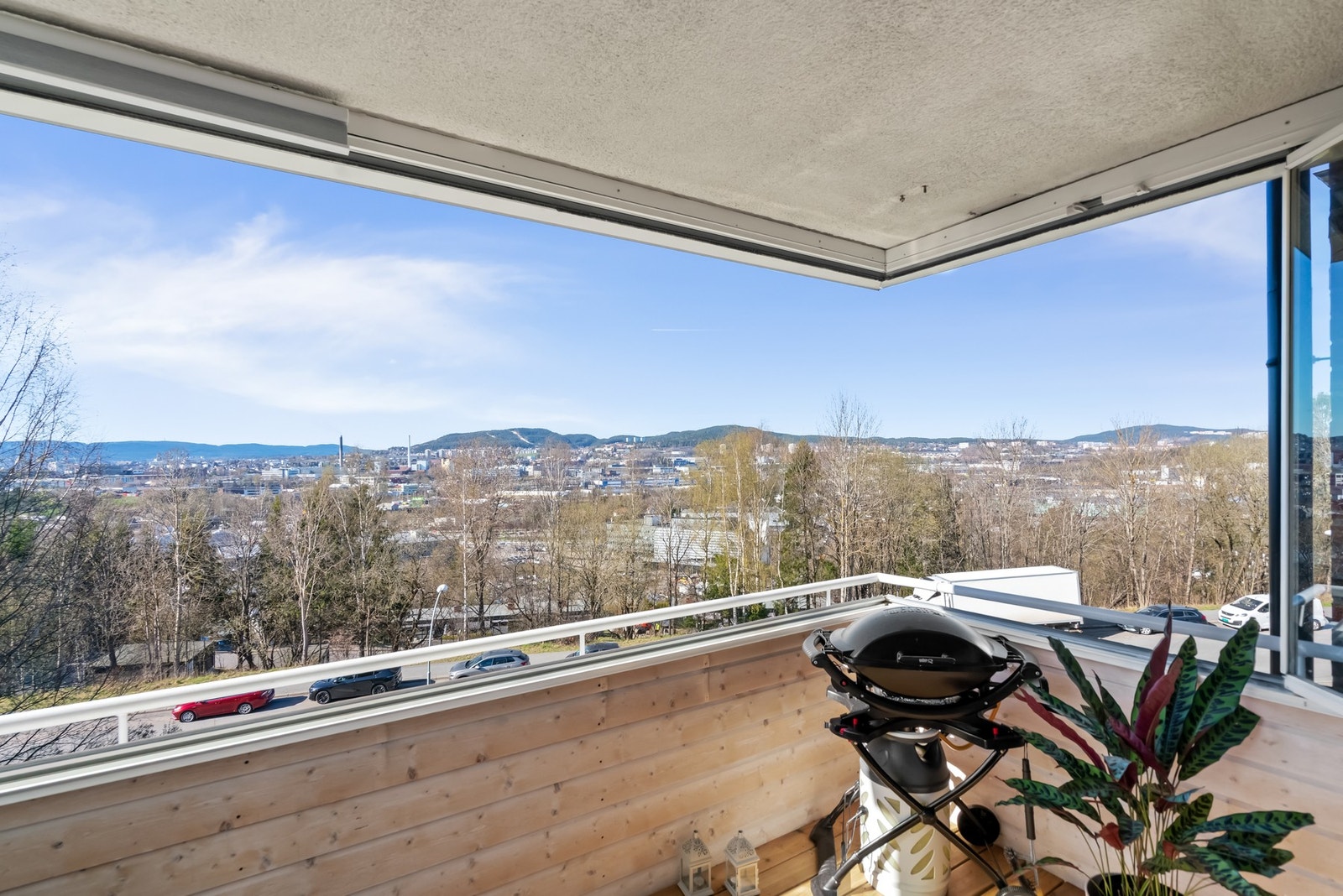 Fra balkongen har du en flott utsikt over grønne omgivelser og nærområdet. Galleribilde