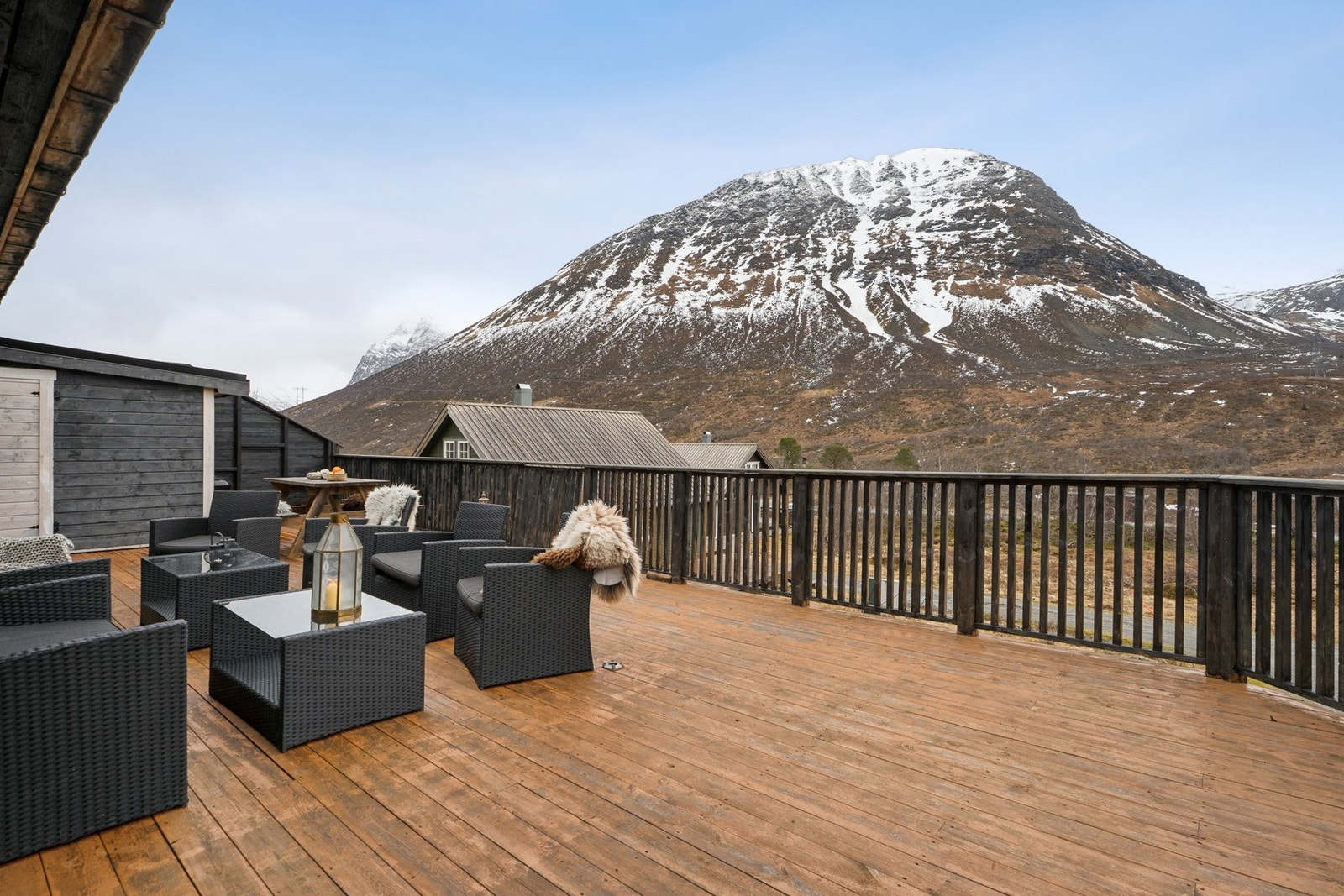 - Du har i tillegg en stor terrasse hvor du kan nyte de varme sommersdagene og flotte utsikten - Galleribilde