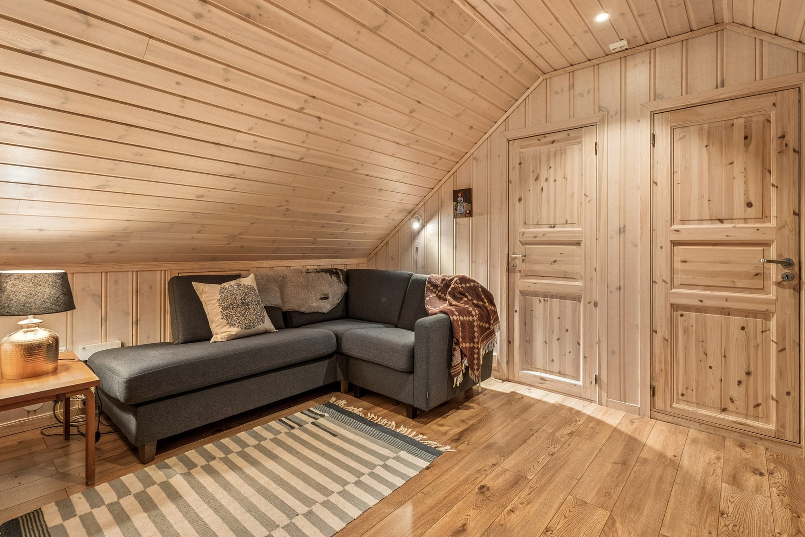 Loftetasjen inneholder loftstue, tre soverom og baderom - Galleribilde