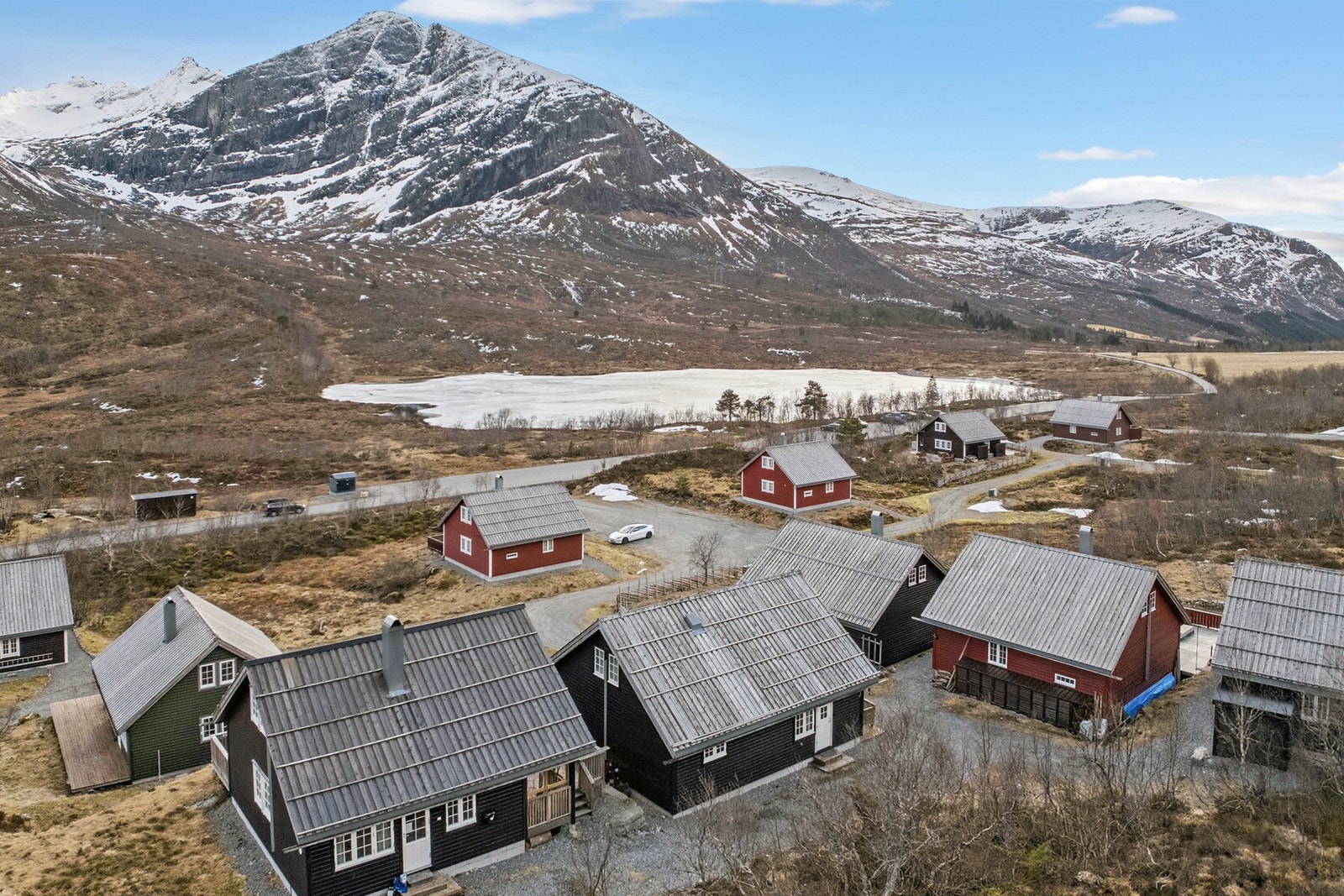 - Eiendommen har kort gangavstand til Standalvatnet med opparbeidet badestrand og skøyting på vinteren. Det medfølger også en eldre plastbåt - Galleribilde