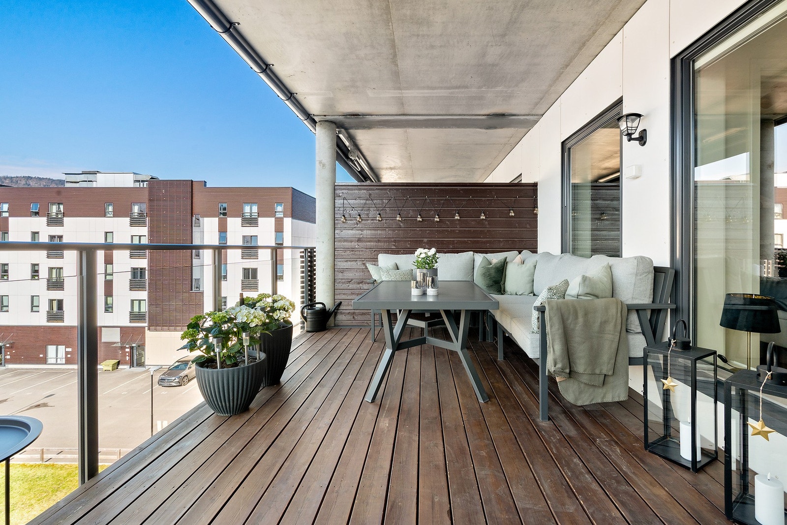 Her kan en enkelt innrede med både lounge, spisegruppe, grill m.m. Galleribilde