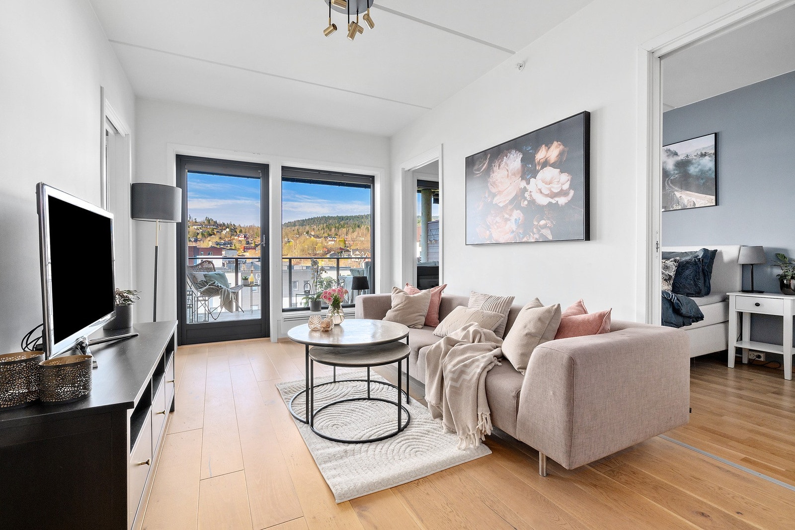 Dette er en lys og gjennomgående 3-roms leilighet fra 2019 Galleribilde