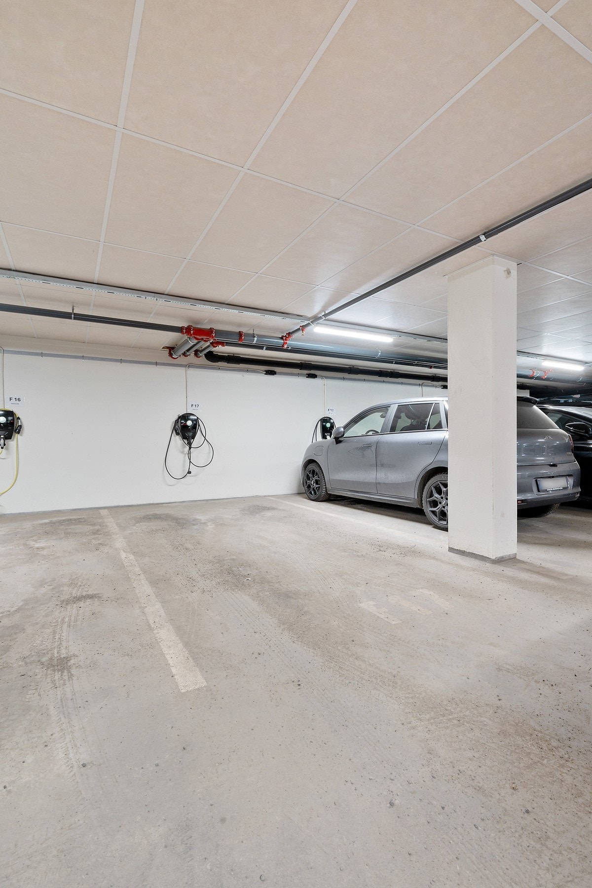 Leiligheten disponerer en biloppstillingsplass med elbillader i felles parkeringsanlegg Galleribilde