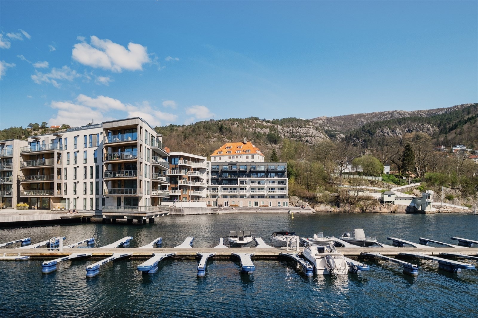 Nærområdet er utformet for at alle skal ha enkelt tilgang til sjø og det er anlagt badeplasser og friareal Galleribilde
