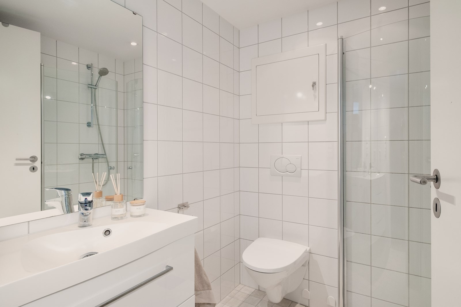 Innbydende helfliset bad med downlights og varmekabler i gulv. Galleribilde