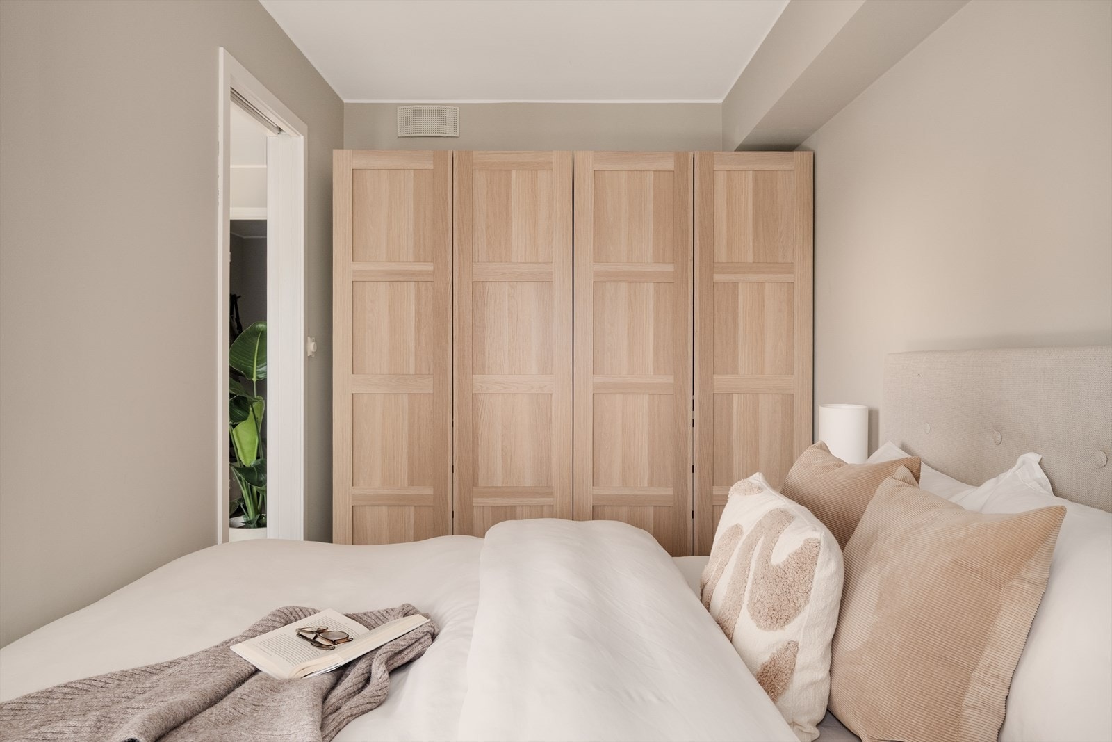 God plassutnyttelse på soverom med god skapplass Galleribilde