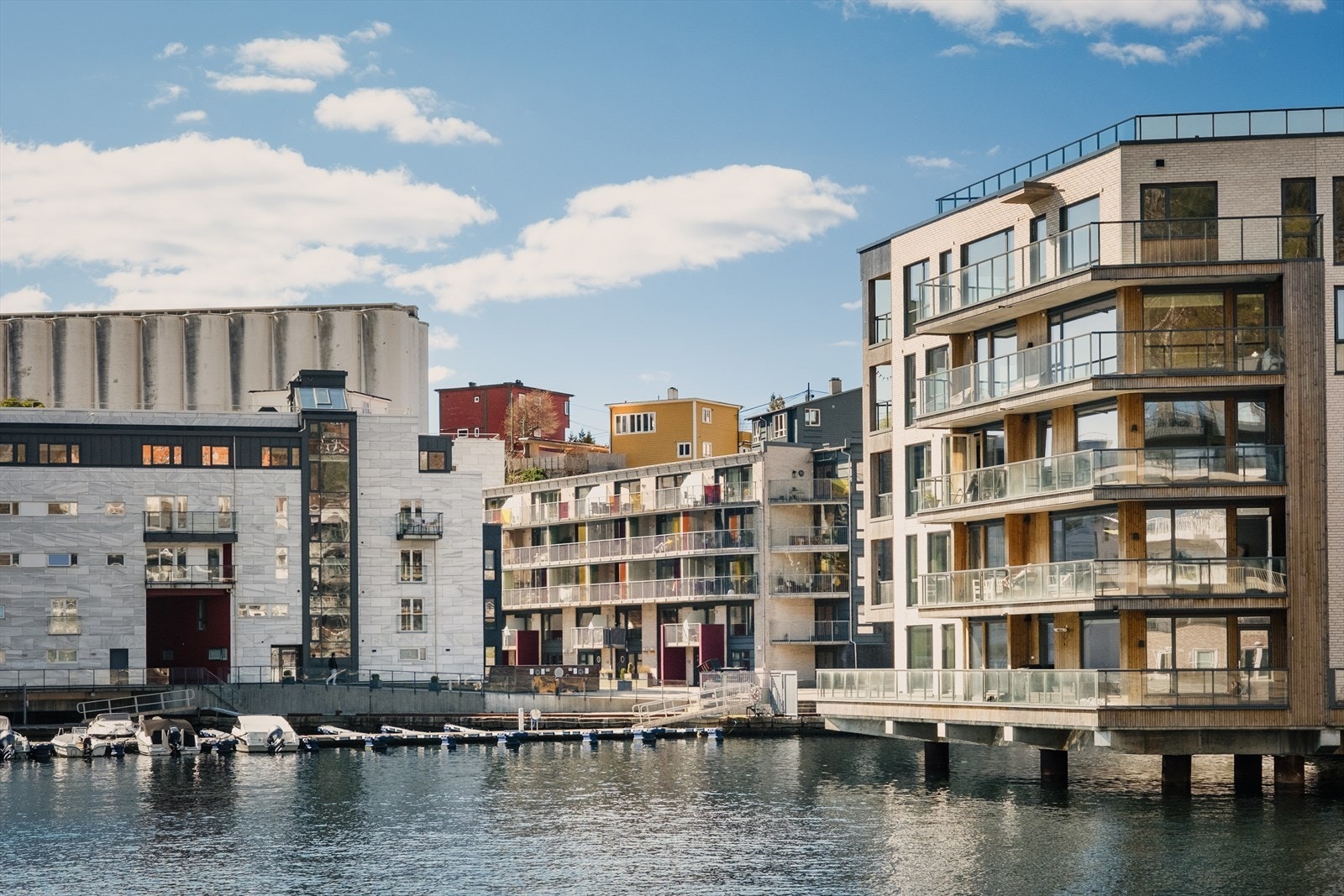 En flott leilighet i en "ny" bydel, tilrettelagt for et enkelt liv ved sjøen! Fotograf: @herrfotograf(Trond Reksten) Galleribilde