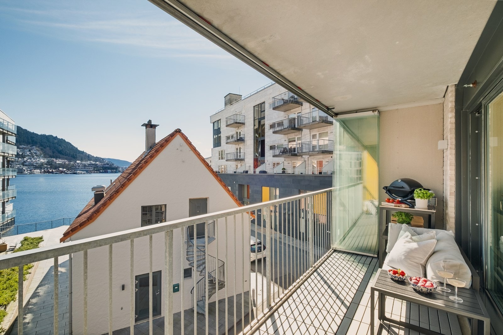 Fra balkongen er det fint utsyn mot byfjorden og nærområdet Galleribilde
