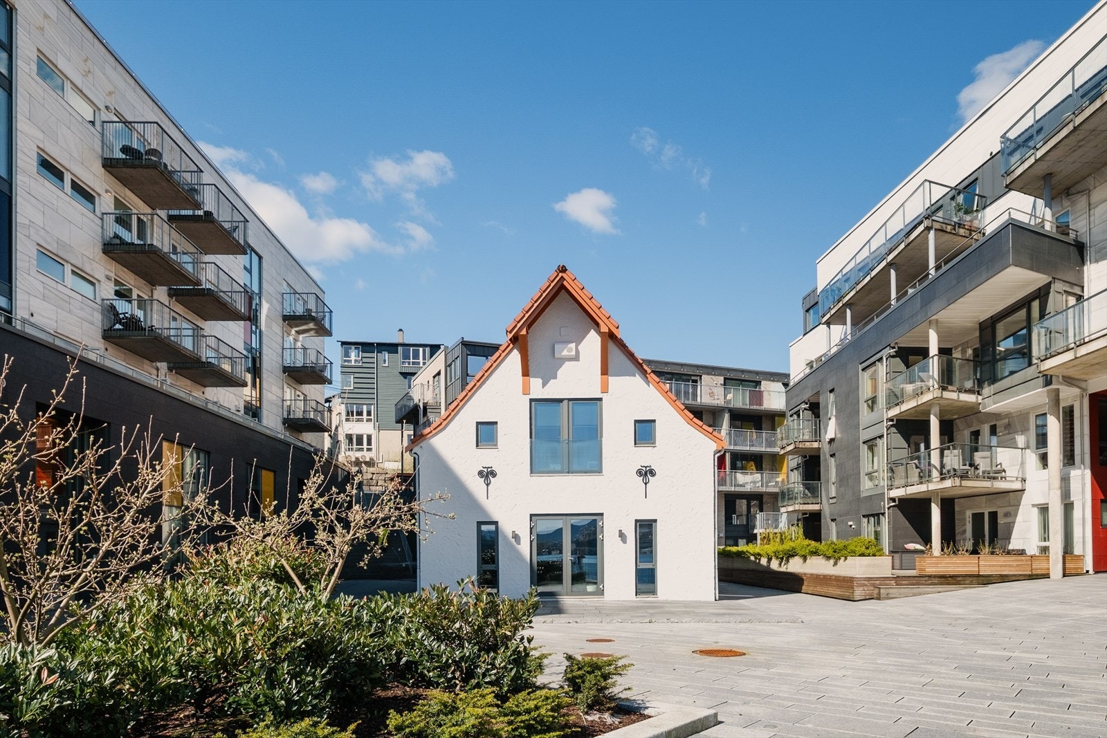 Bygget er plassert i flotte omgivelser rett i sjøkanten, like ved Elsesro Sjøbad. Galleribilde