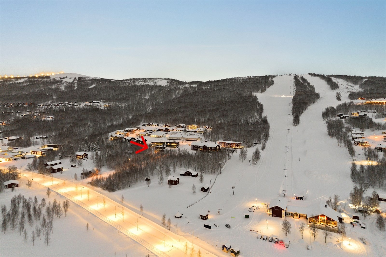 REDE Eiendomsmegling ved Leonore Forseng ønsker velkommen til Fjällstigen 7B. Rett ved anlegget med ulike bakker og heiser, ligger altså hytteleilighetene i Hemavan City, og ski in, ski out er konseptet for borettslaget. Foto: Diakrit Galleribilde