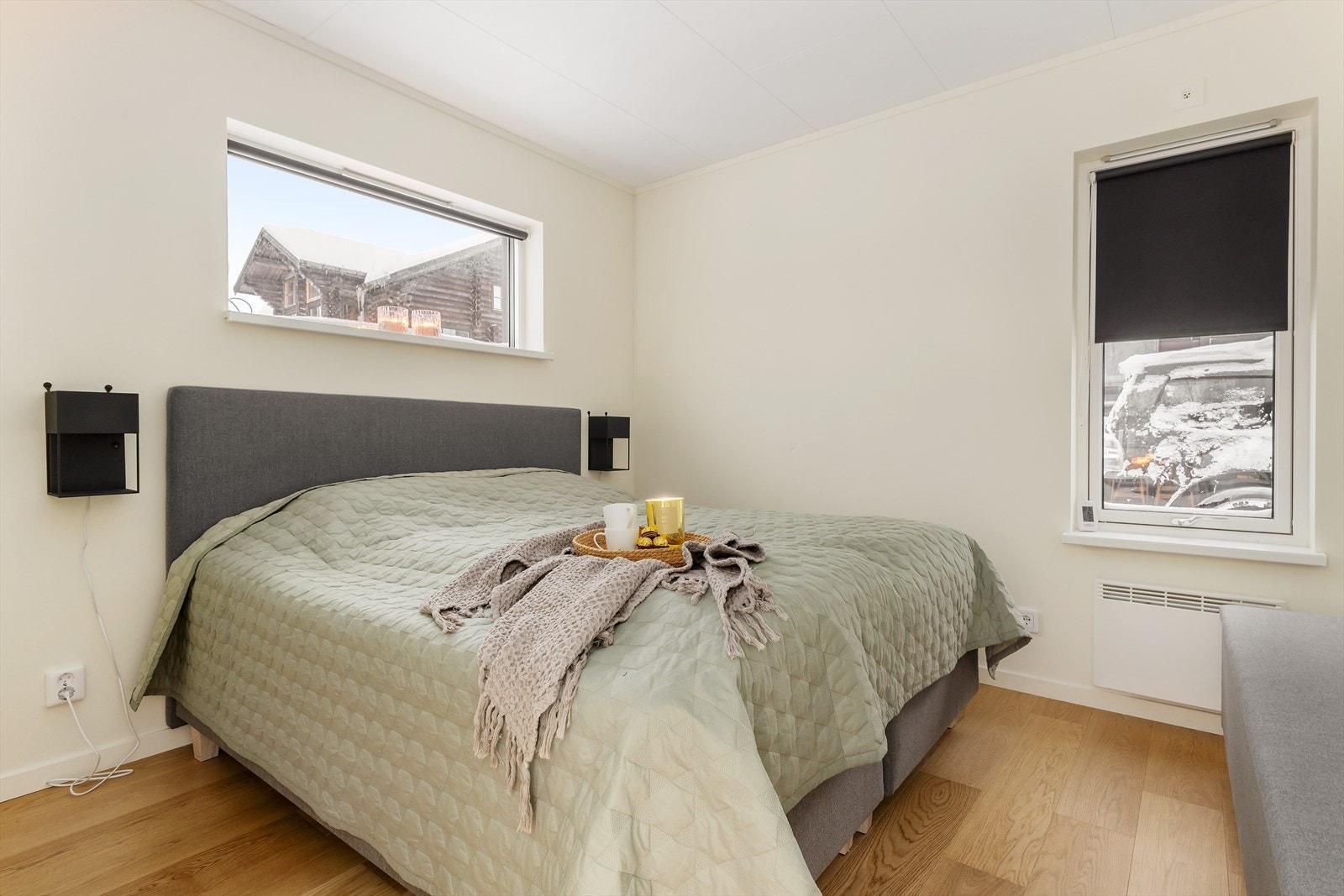 Leiligheten har totalt tre soverom. Dette er det største med plass til dobbeltseng og enkel garderobe. Galleribilde