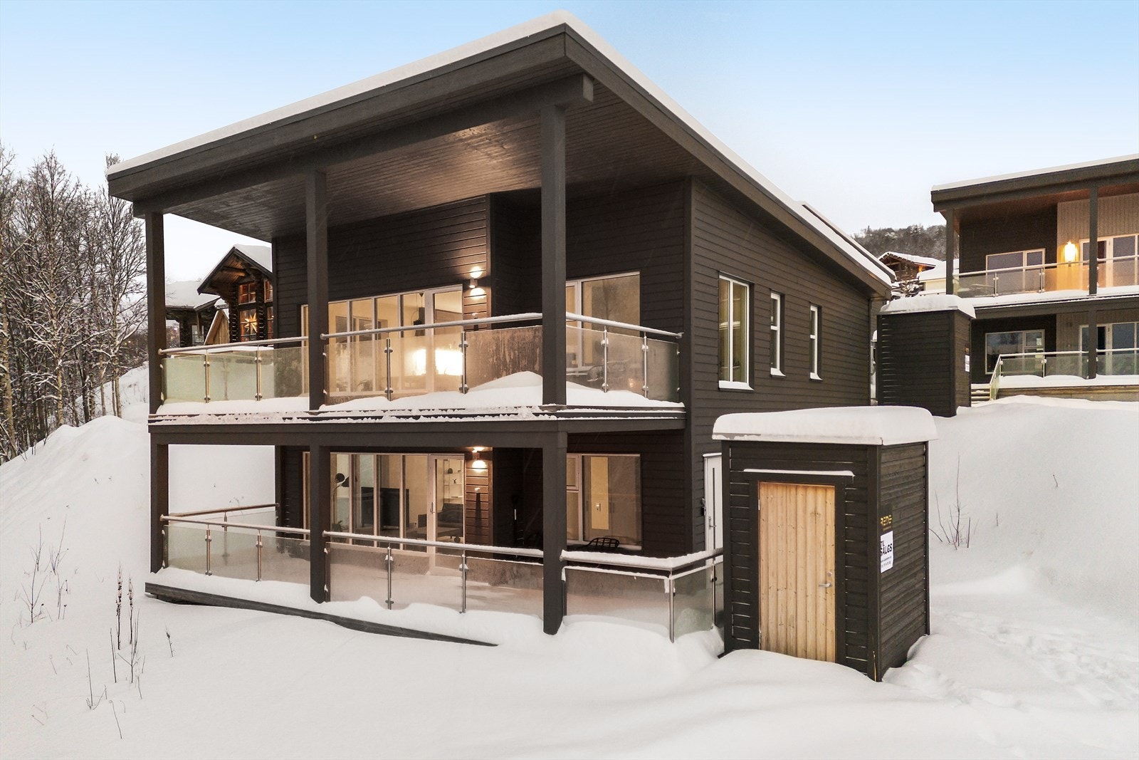 REDE Eiendomsmegling ved Leonore Forseng har den glede å presentere Fjällstigen 7A. Rett ved anlegget med ulike bakker og heiser, ligger altså hytteleilighetene i Hemavan City, og ski in, ski out er konseptet for borettslaget. Foto: Diakrit Galleribilde