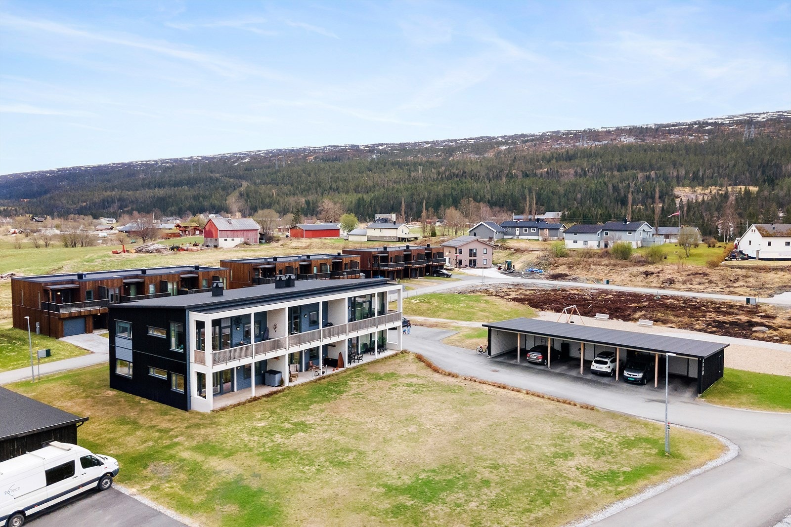 Hammeren Boligpark ligger i et stille og rolig boligområde i landlige og naturskjønne omgivelser ca. 5 km utenfor sentrum av Mo i Rana. Galleribilde
