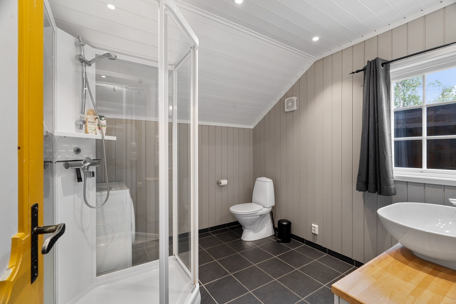 Badet er 7 kvadratmeter og er utstyrt med dusjkabinett, servant i servantskap, wc og mekanisk avtrekk Galleribilde