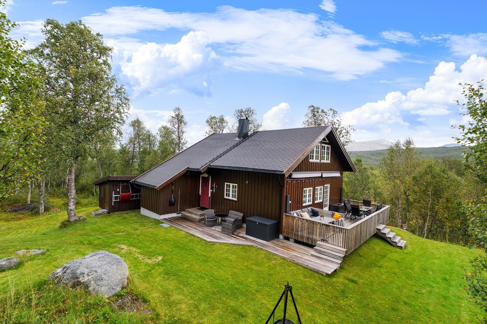 Aktiv Eiendom v/Håvard Geving har gleden av å presentere en romslig og pen hytte i Stugudal, Tydal. Foto: Grattis Foto v/Joakim Reinaas Galleribilde