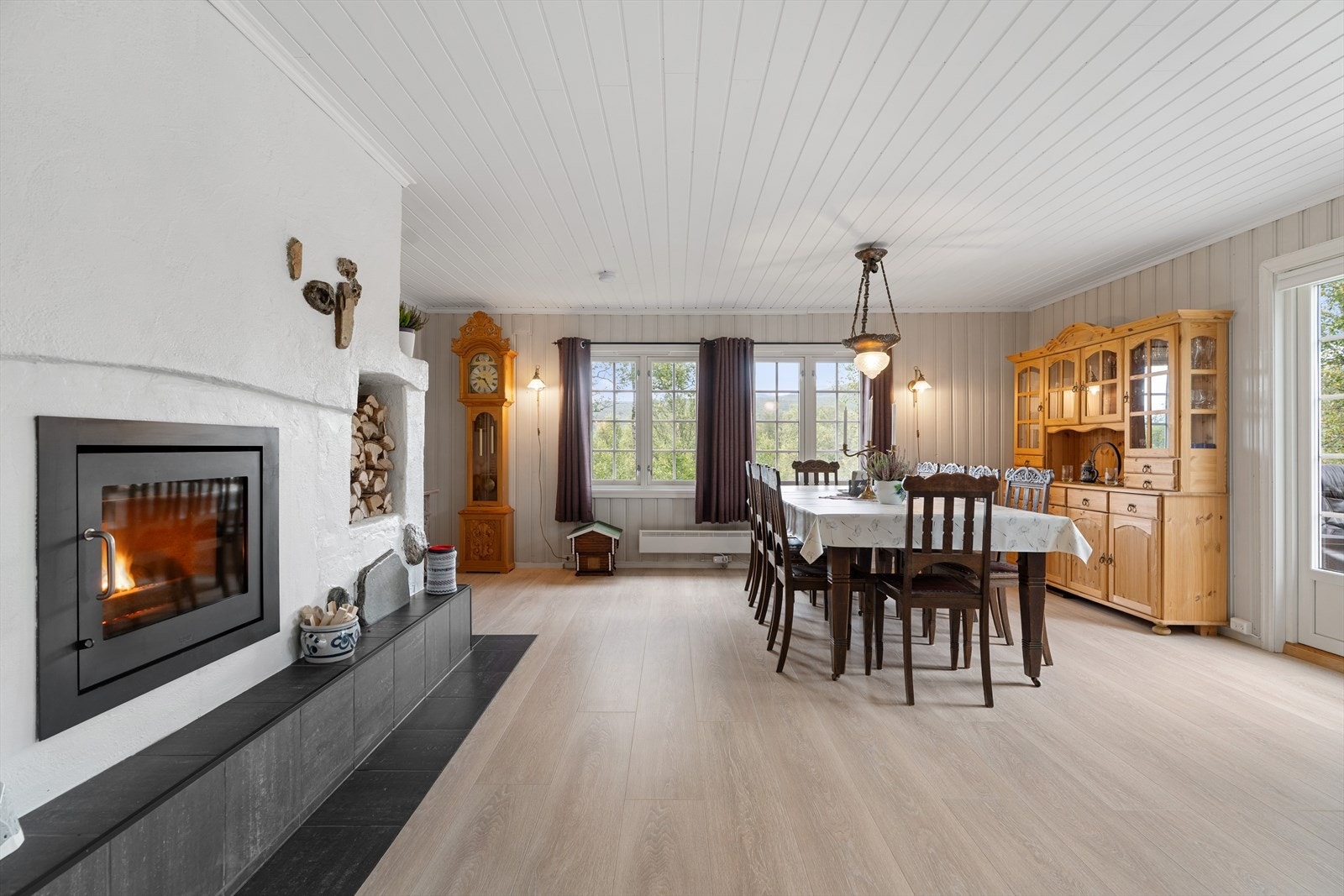 Fra stuen har du utgang til stor veranda og terrasse Galleribilde
