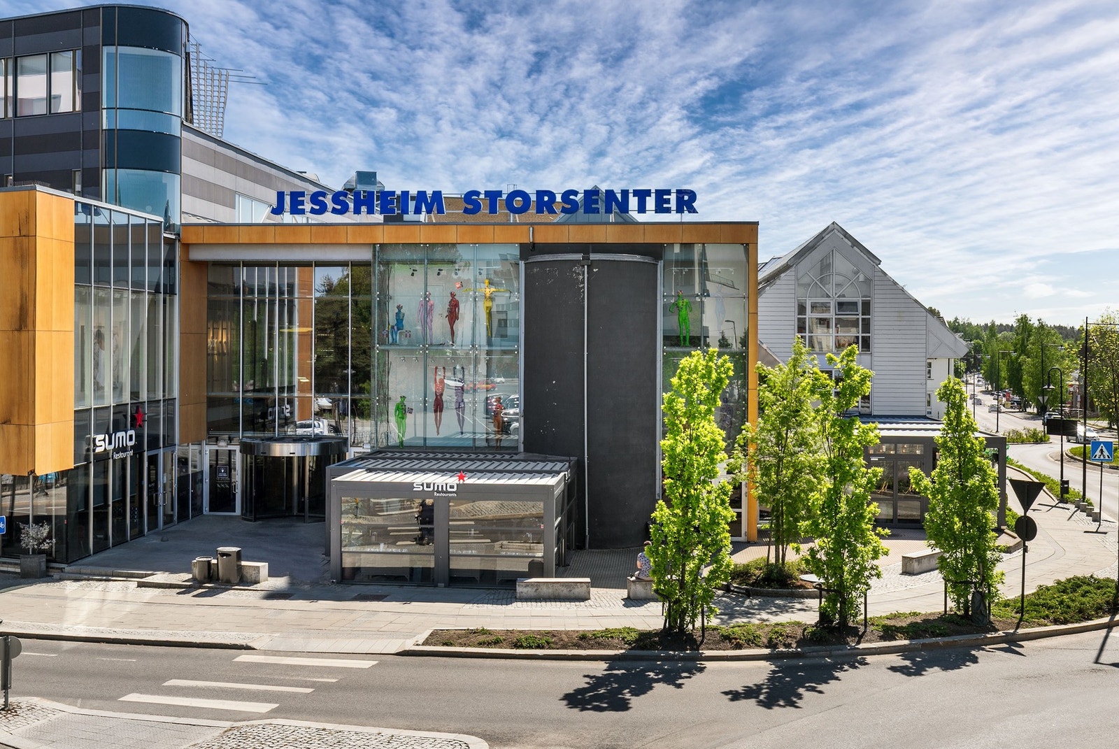Det er gangvei inn til sentrum, hvor man finner bl.a. Jessheim Storsenter med over 140 butikker & serveringssteder. Galleribilde