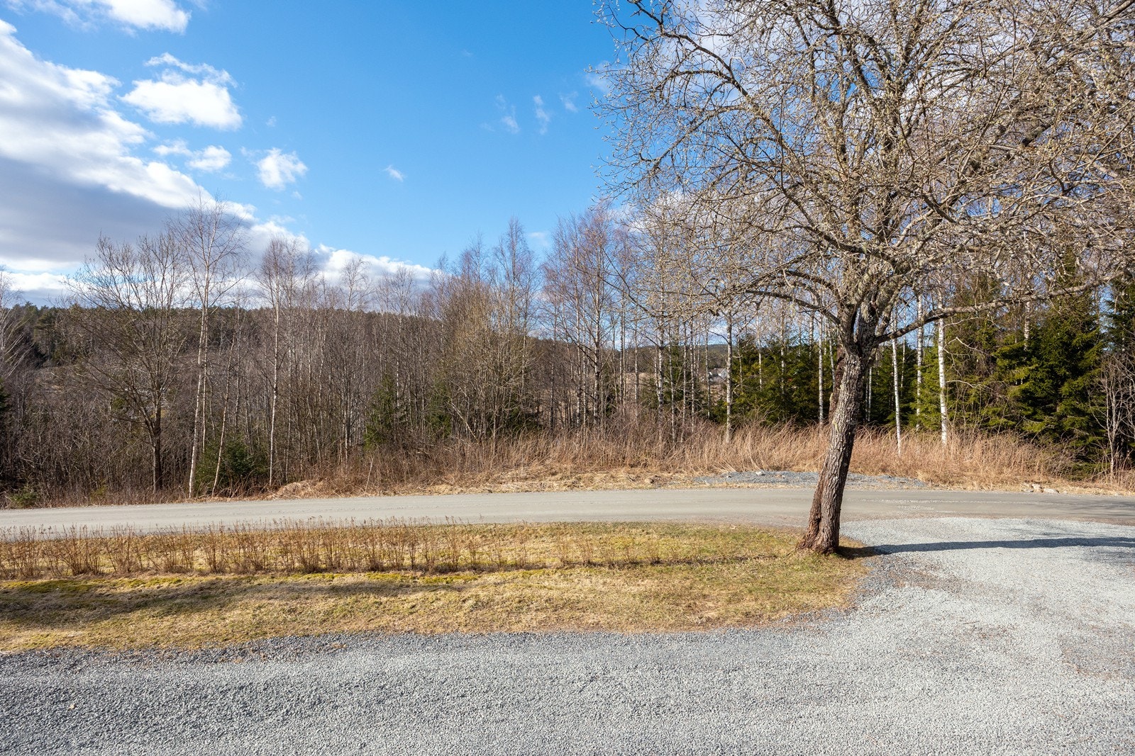 Det er også god plass for parkering på den store, gruslagte gårdsplassen. Galleribilde