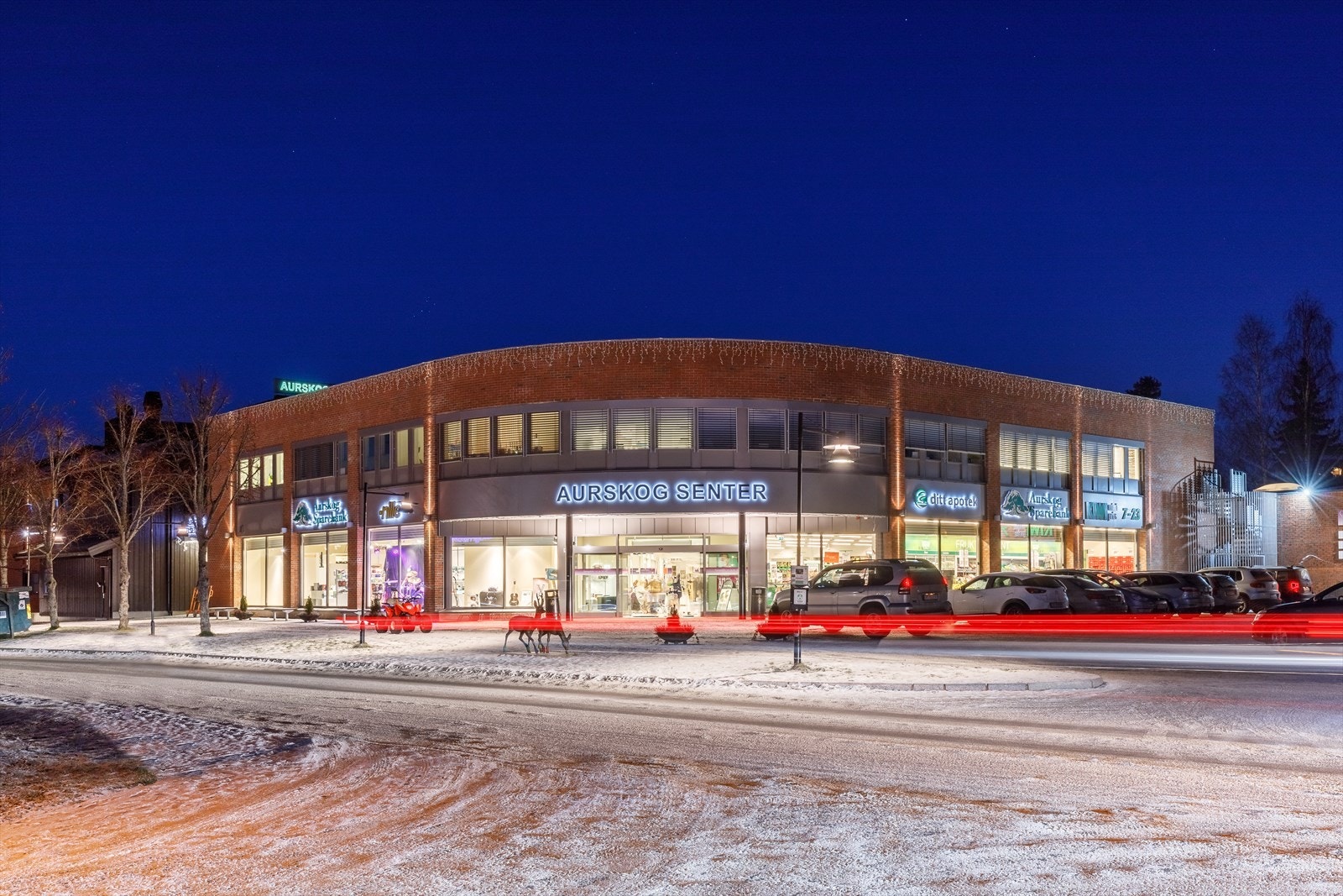 I Aursmoen sentrum ligger Aurskog Senter som har et godt utvalg av butikker, samt helsetjenester, bank og eiendomsmegling 2. Galleribilde