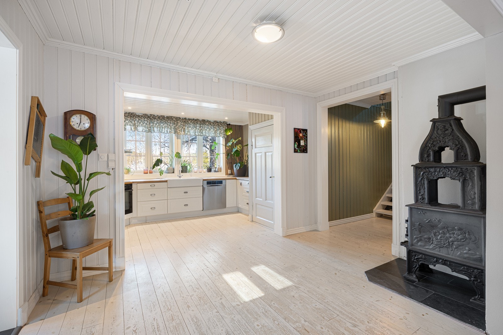 Kjøkkenet har åpen løsning mot spisestuen. Galleribilde
