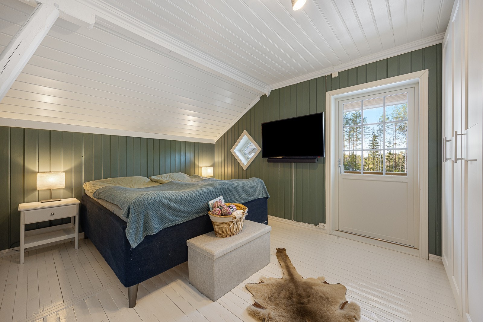 Hovedsoverommet har god oppbevaringsplasss i to garderobeskap - i tillegg er det utgang til egen veranda. Galleribilde