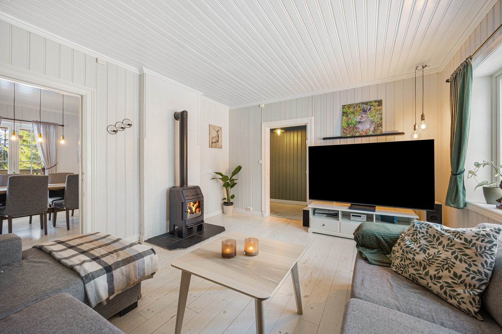 Tilliggende spisestuen ligger tv-stuen. Galleribilde