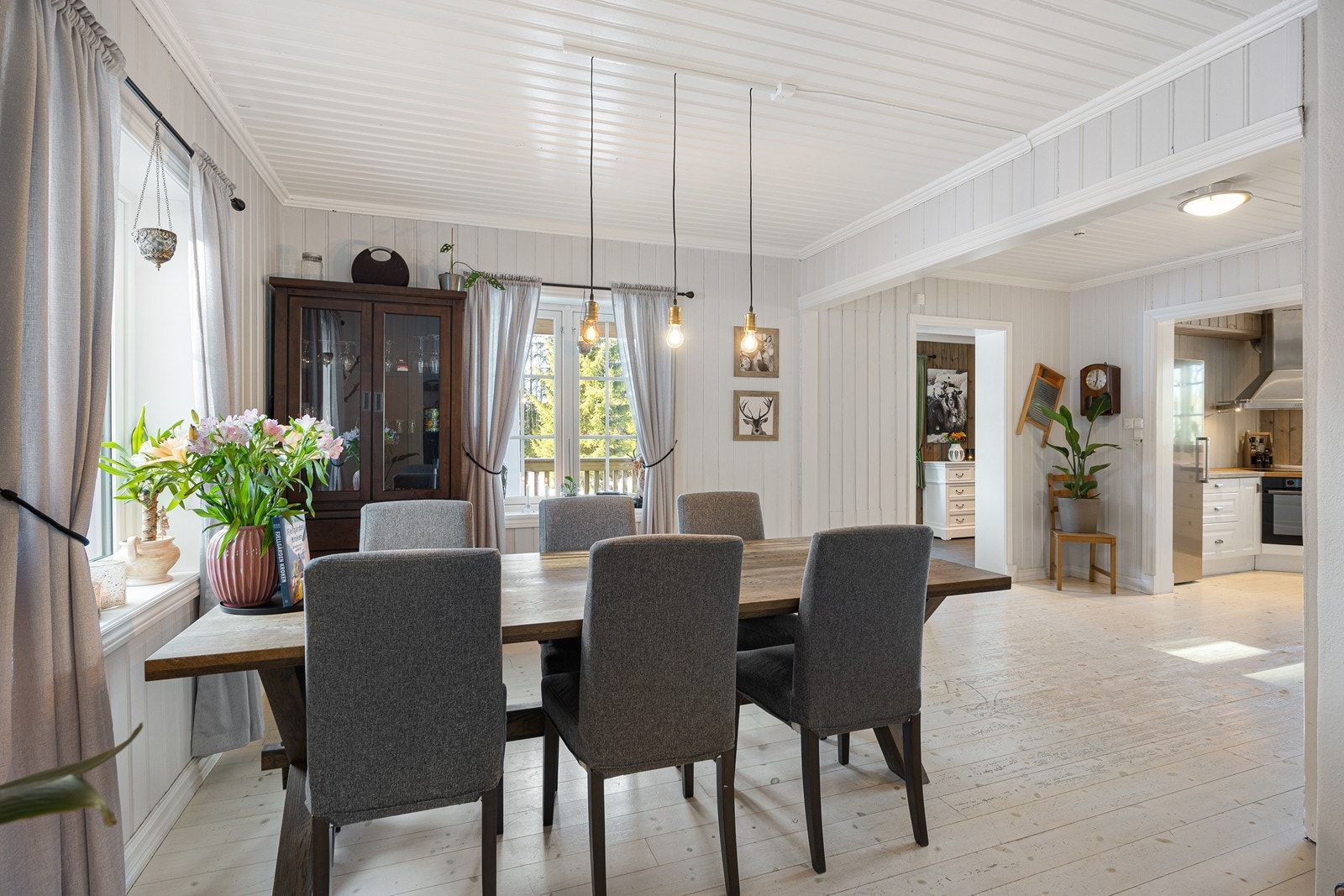 Rommet har godt naturlig lysinnfall fra vindusflater i forskjellige himmelretninger. Galleribilde