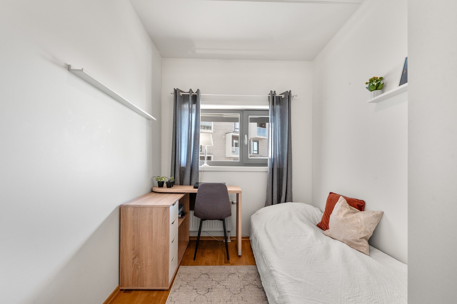 Også dette rommet har parkett på gulvet og tilluftsluke for balansert ventilasjon. Galleribilde
