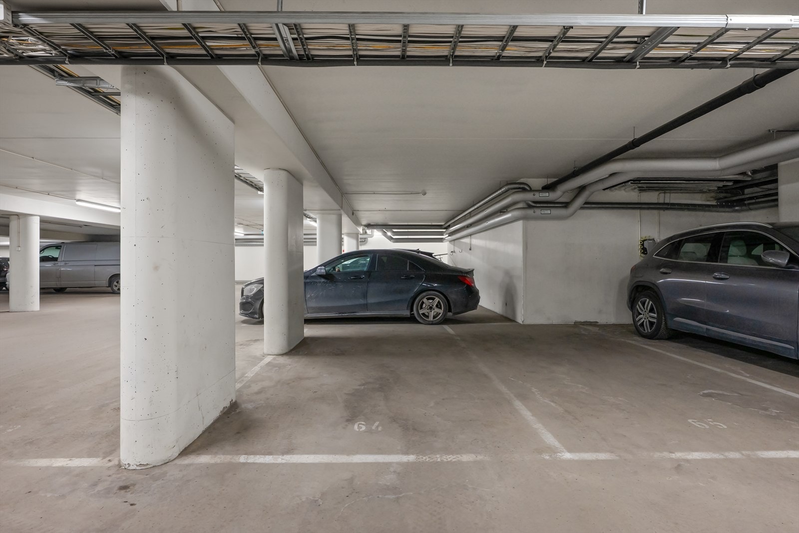 Det medfølger en fast parkeringsplass i felles garasjeanlegg, med praktisk heisadkomst direkte opp til leilighetsplanet. Galleribilde