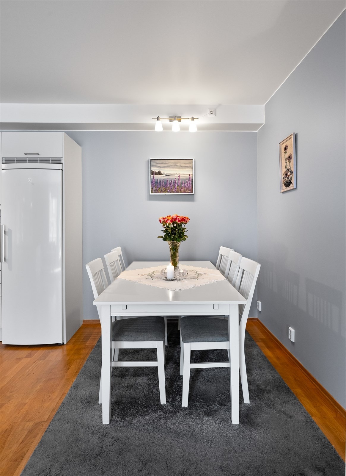 Spiseplassen har god plass til hyggelige måltider med familie og venner. Galleribilde