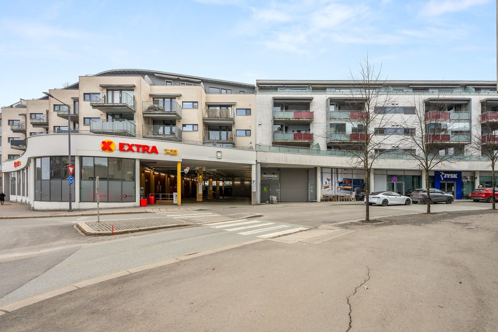 Hverdagen blir enkel med Coop Extra kun ett minutts gange fra leiligheten. Galleribilde