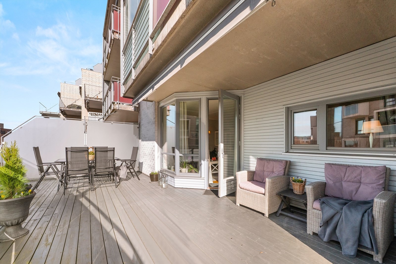 Leilighetens definitive høydepunkt er den svært romslige balkongen på 33 m², som gir et ekstra uterom med god plass til både spisebord og loungegruppe. Galleribilde