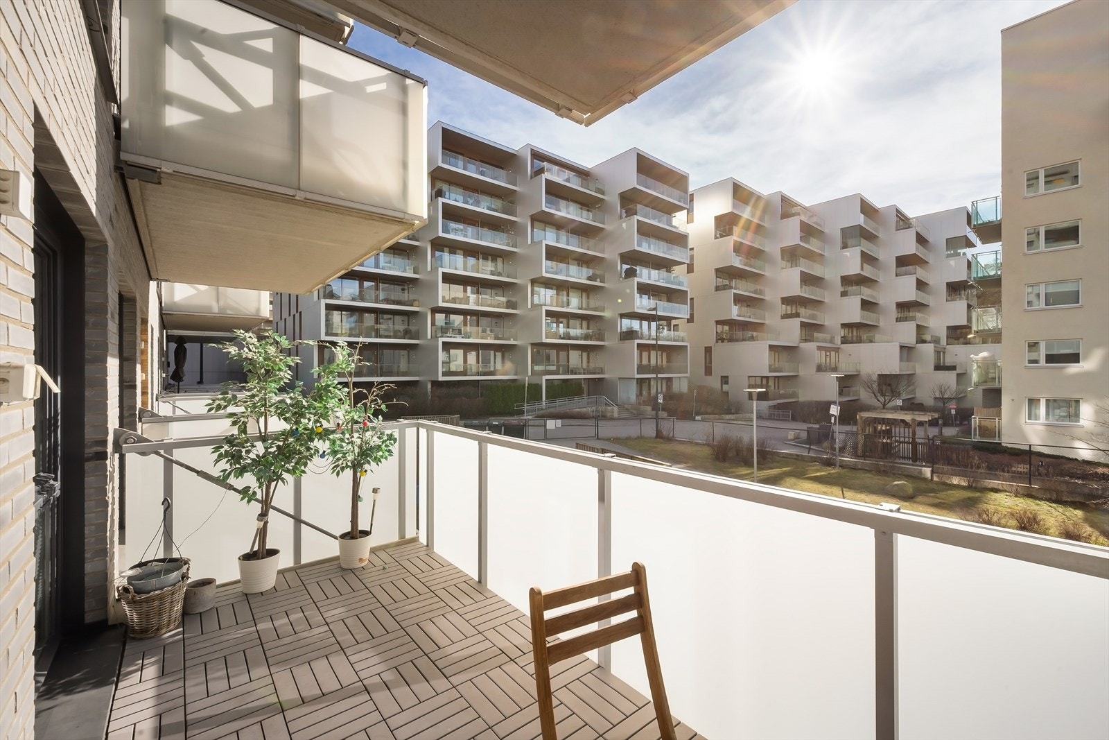 Balkongen har sol fra ca kl 10.30 til ca 16.00 om våren. Galleribilde