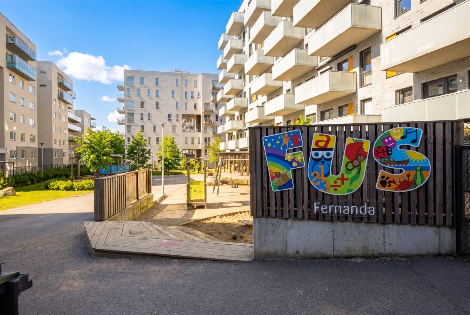 Boligen er en del av et moderne kompleks med nærhet til barnehagetilbud. Galleribilde