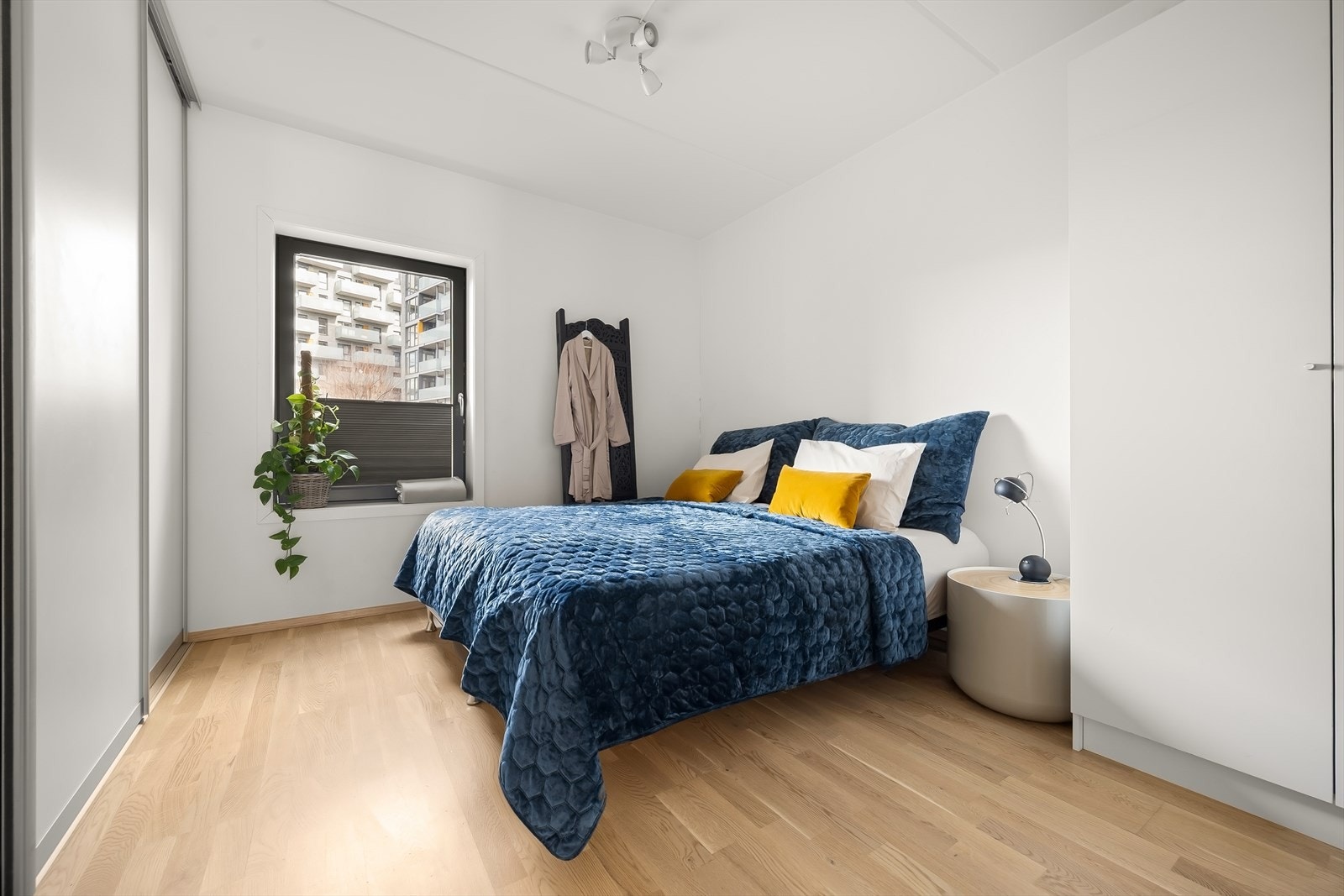 Hovedsoverommet har parkettgulv og en romslig skyvedørsgarderobe for oppbevaring. Galleribilde