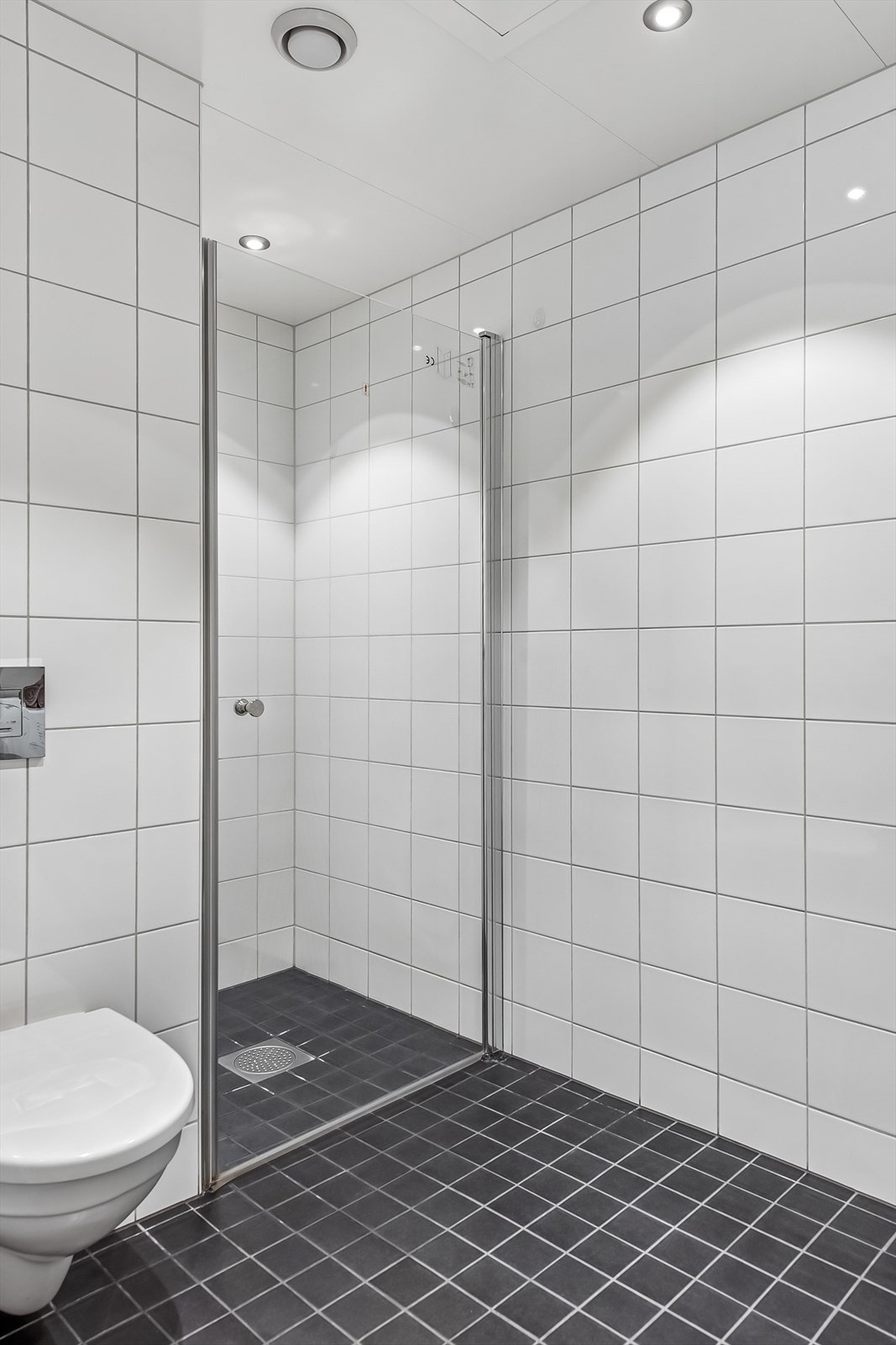 Effektiv ventilasjon sikres gjennom et balansert ventilasjonsanlegg på badet. Galleribilde