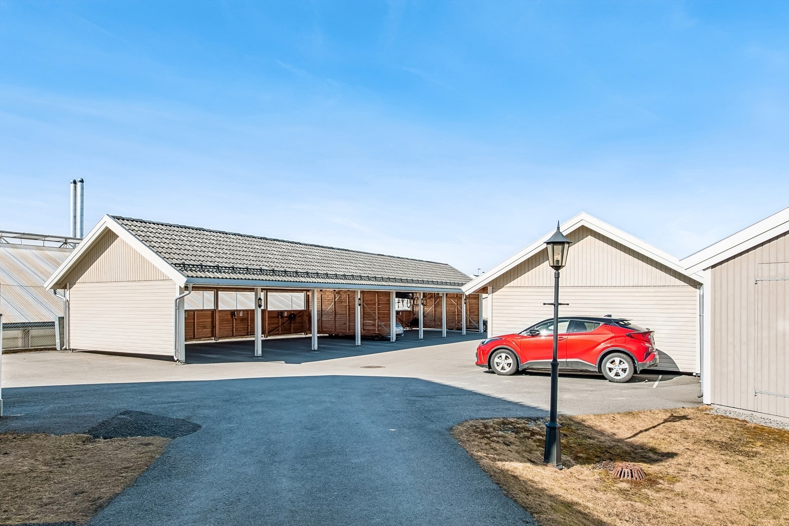 Til leiligheten hører en privat plass i felles carportanlegg, samt en privat bod på 5 m² i felles bodbygg. Galleribilde