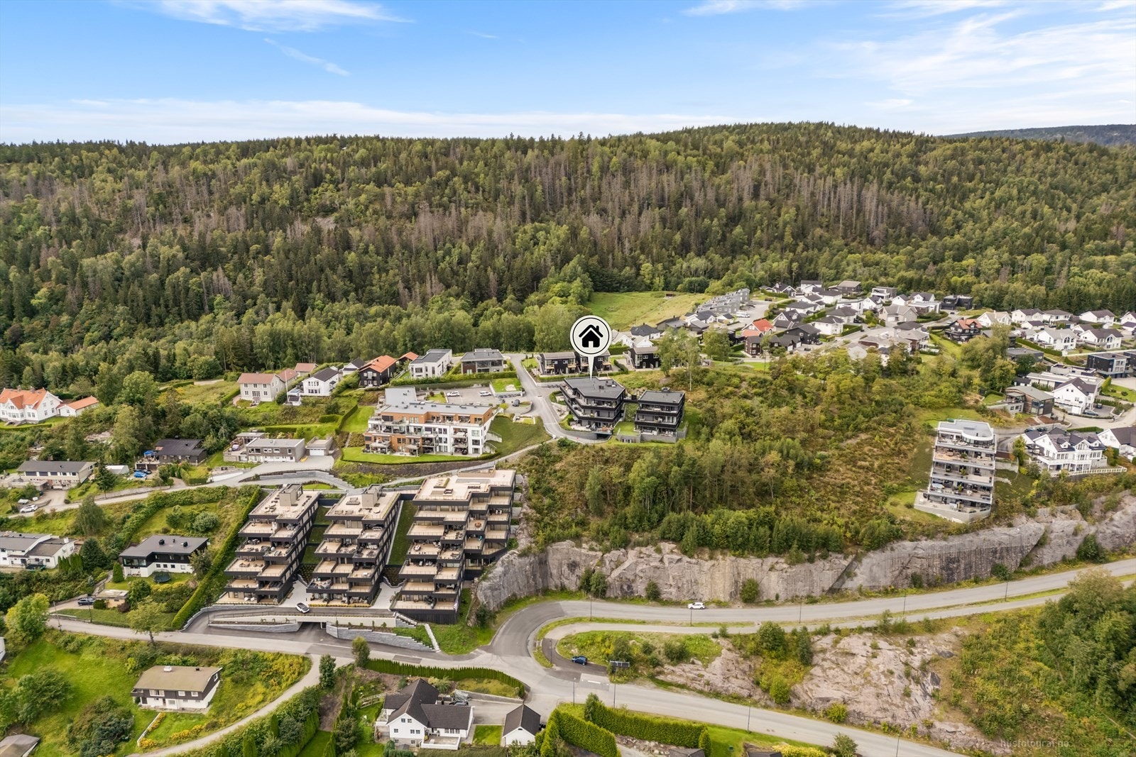 Området ligger med skogen som nær nabo - fin lekeplass i sameiet og også ellers i området rundt. Galleribilde