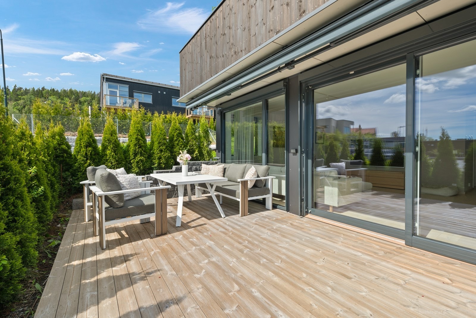 Romslig terrasse med god plass til sittegruppe. Galleribilde