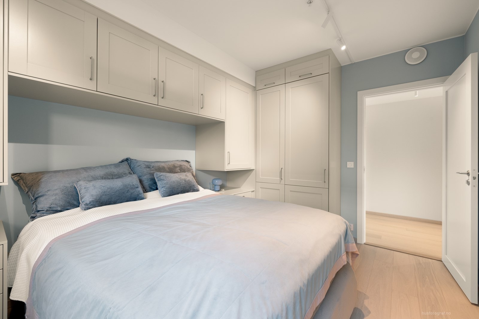 Hovedsoverommet har plassbygget innredning for full utnyttelse av plass. Galleribilde