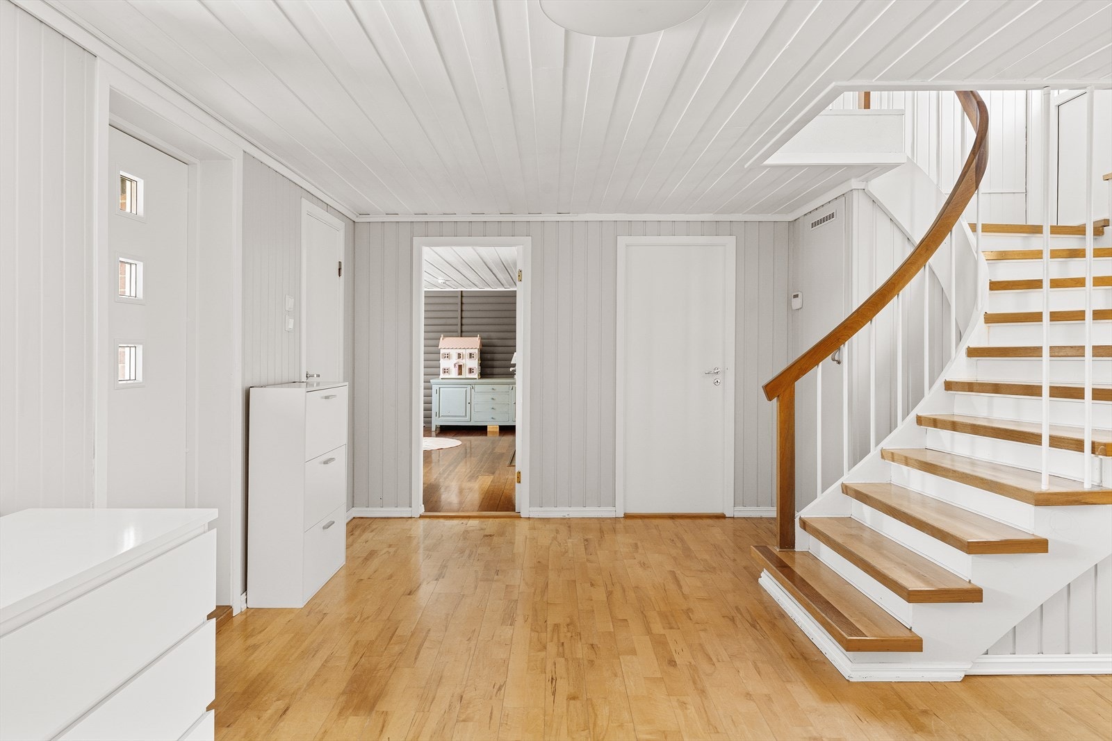 Her ønskes man velkommen inn, samtidig som det er god plass til både sko- og yttertøy. Galleribilde