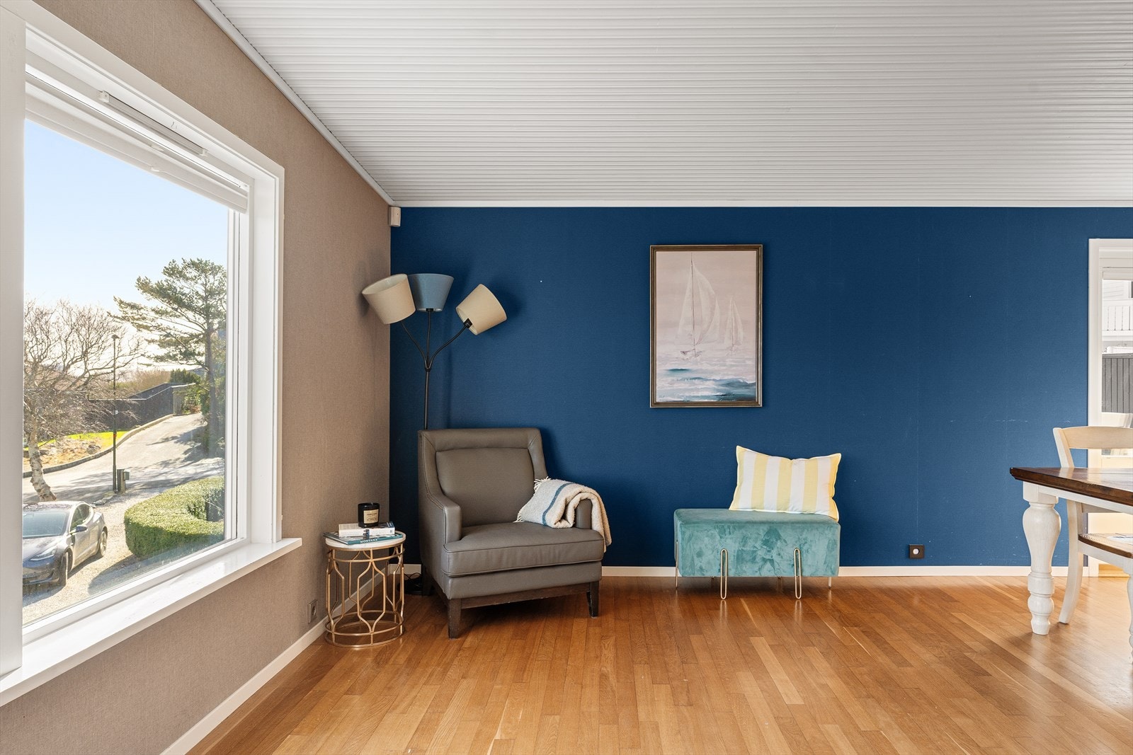 Stuen er luftig og stor med flere innredningsmuligheter, samt god plass til både TV- og spisestue. Galleribilde