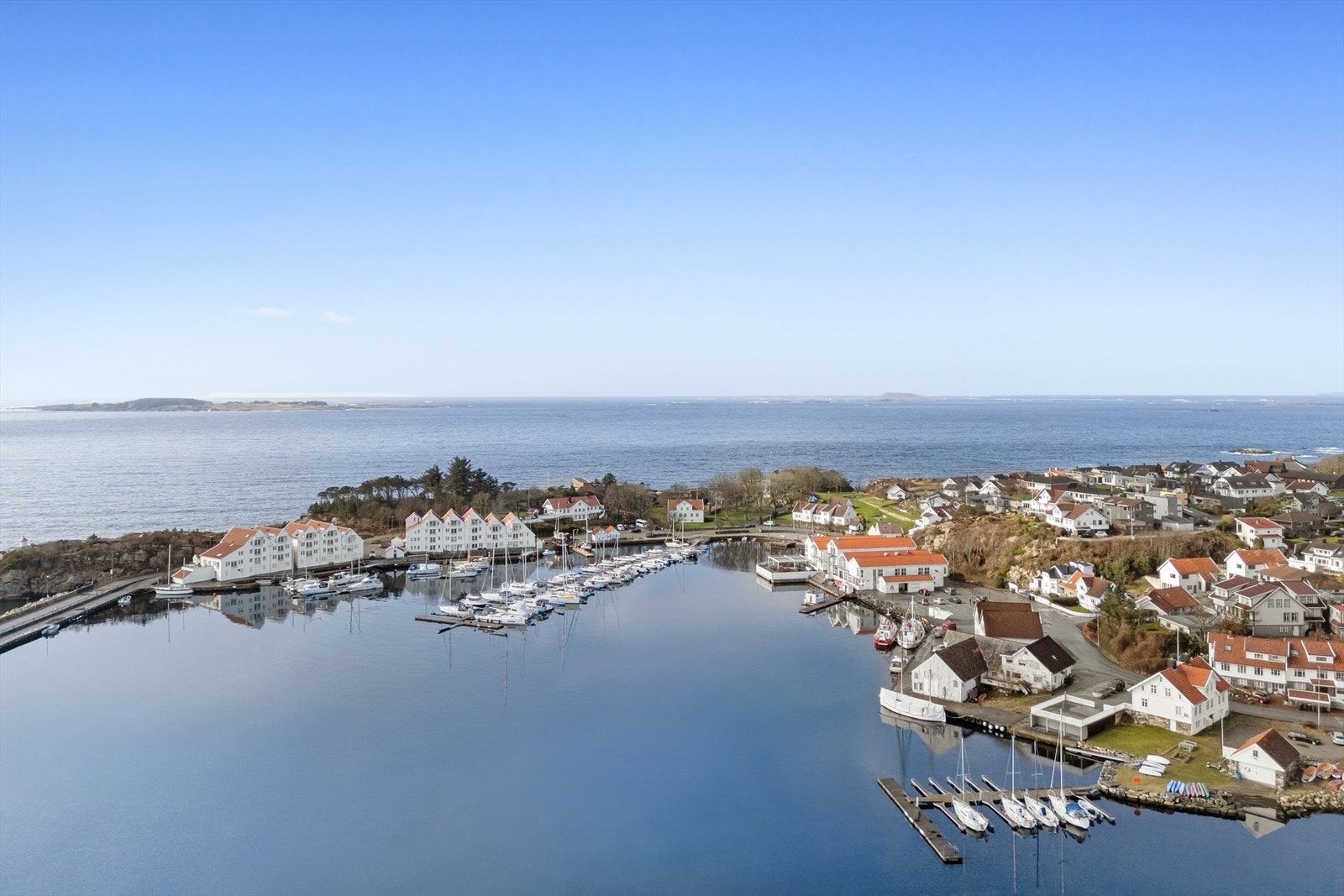 Her bor man både sentralt og sjønært med barnevennlige og naturskjønne omgivelser. Galleribilde