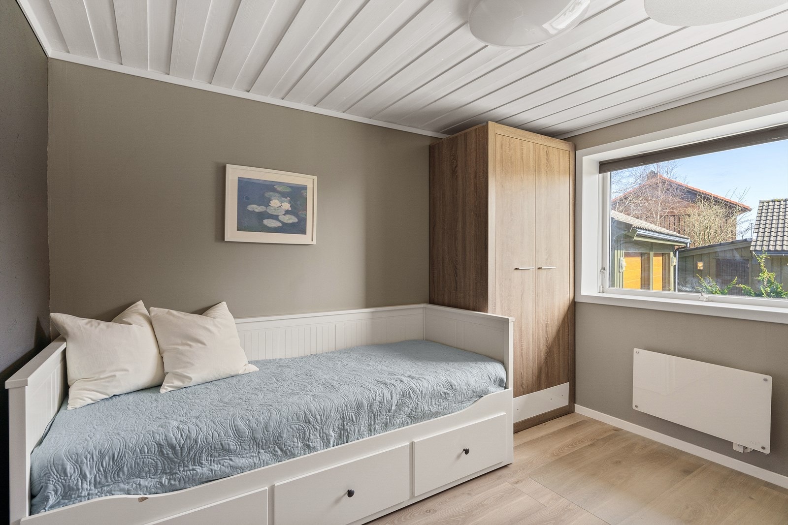 Lyst og hyggelig rom med flerbruksmuligheter. Galleribilde