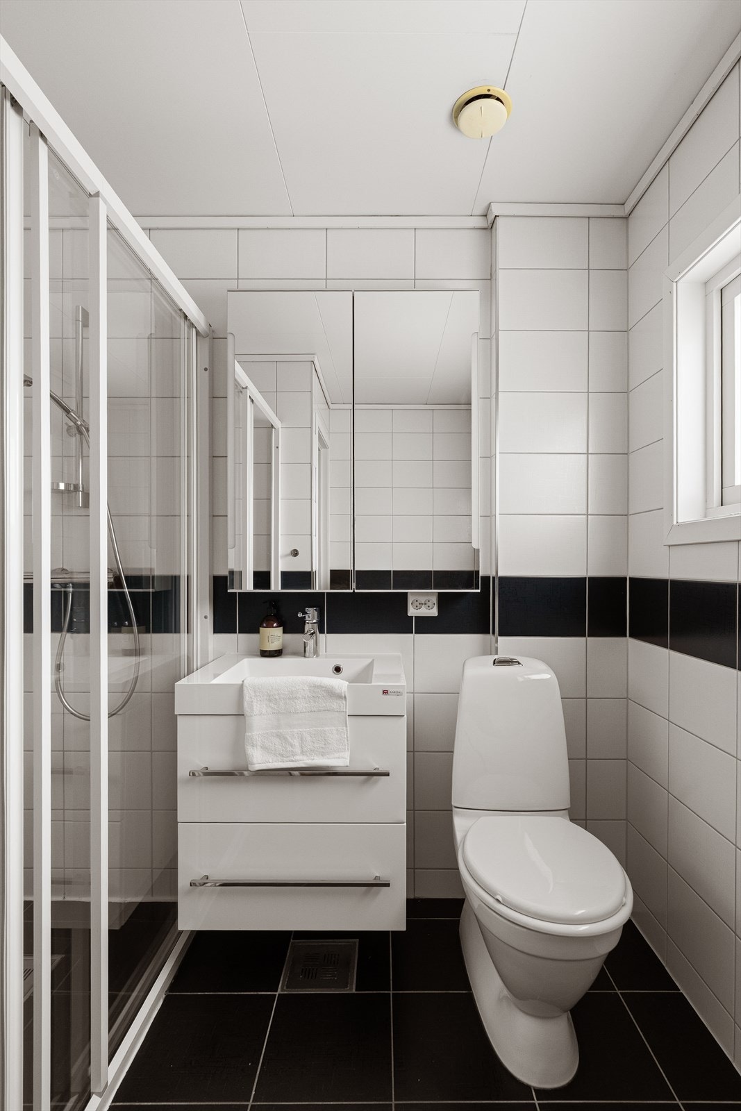 Badet har flislagte overflater på gulv og vegger med varmekabler i gulvet. Galleribilde